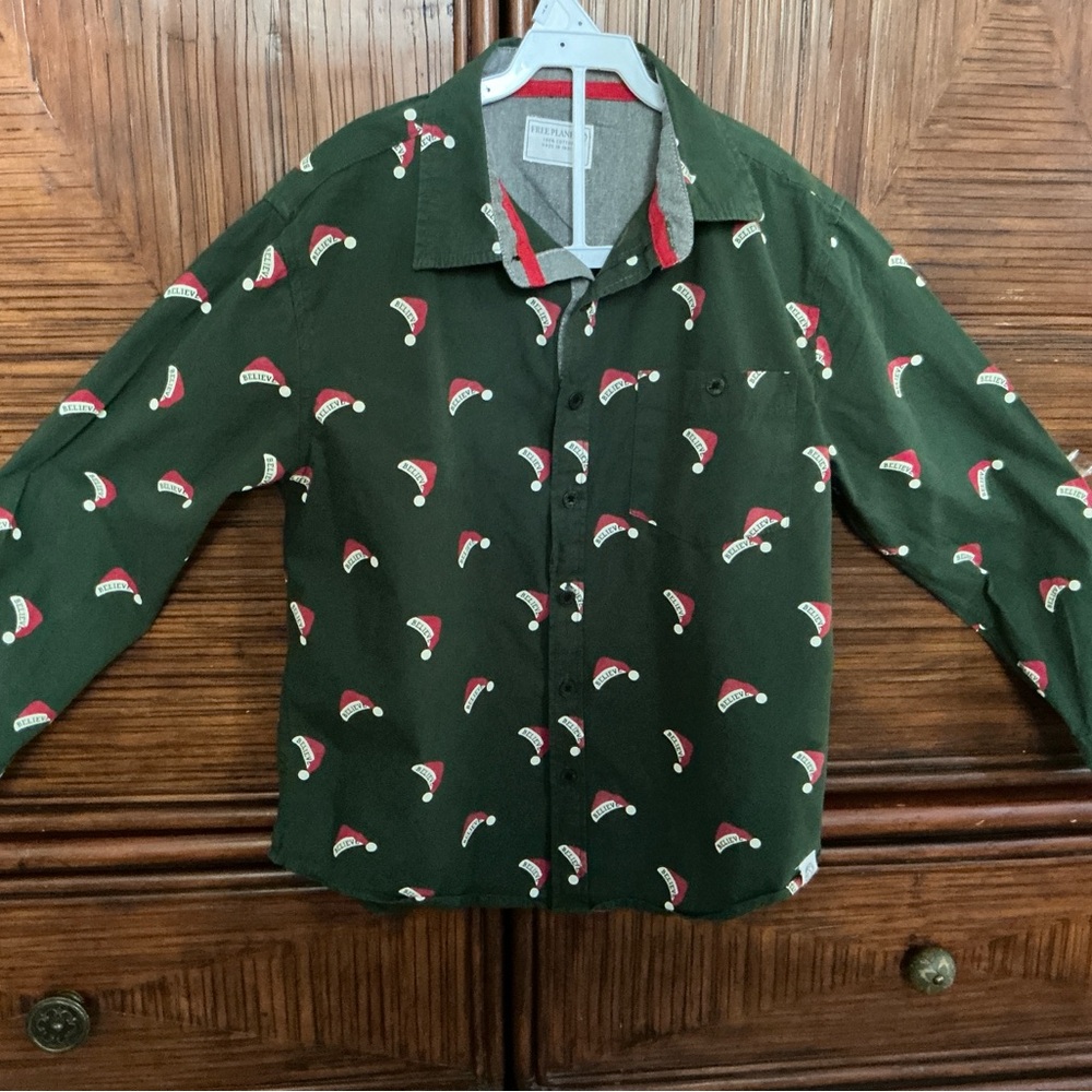 FREE PLANET Cotton Christmas shirt, size 8. Beautiful forest green. Button-Up